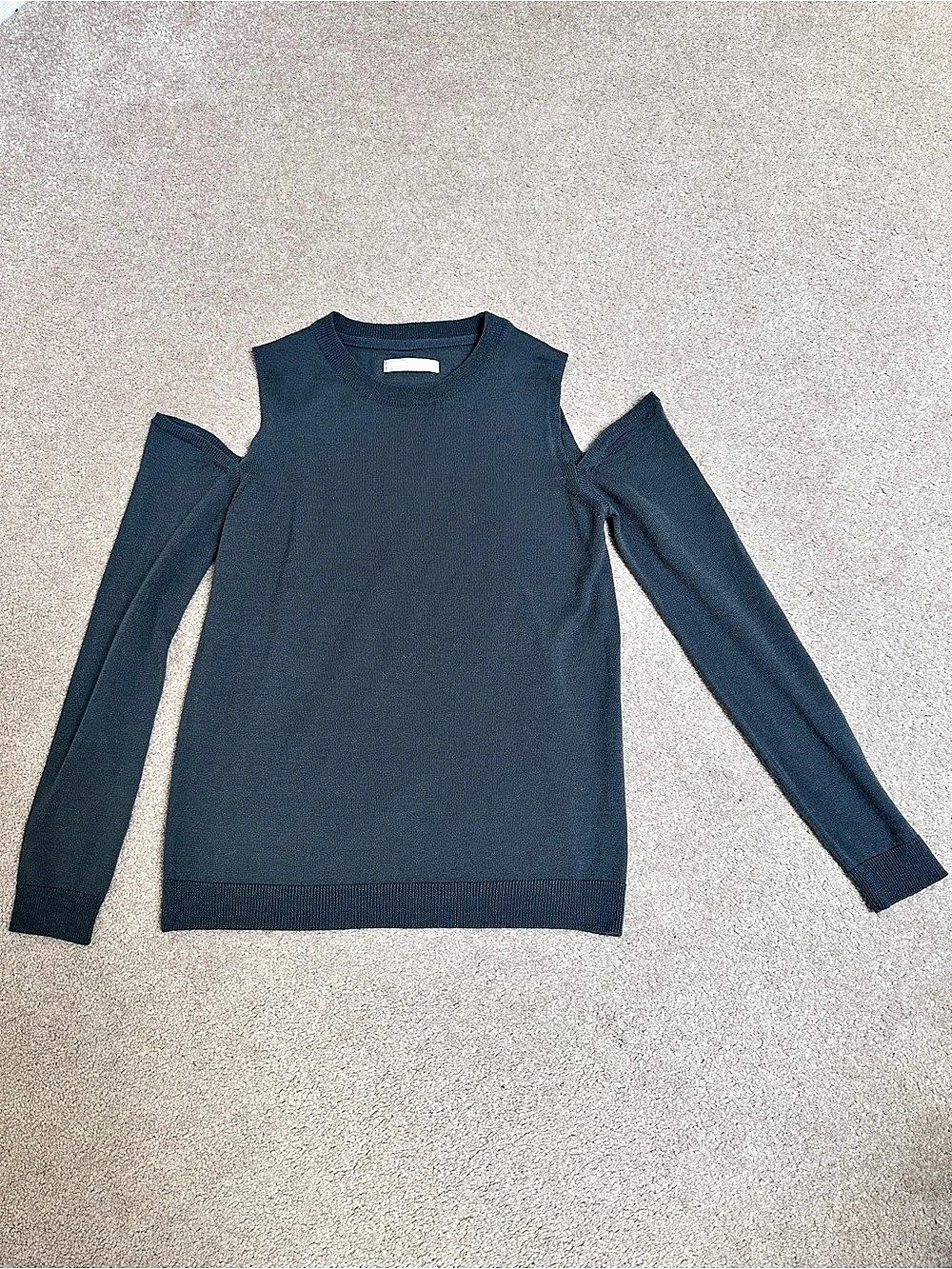 Minimum Scandinavian Crewneck cold shoulder Sweater